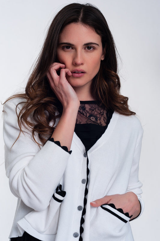 Q2 Cárdigan blanco con ribetes en contraste