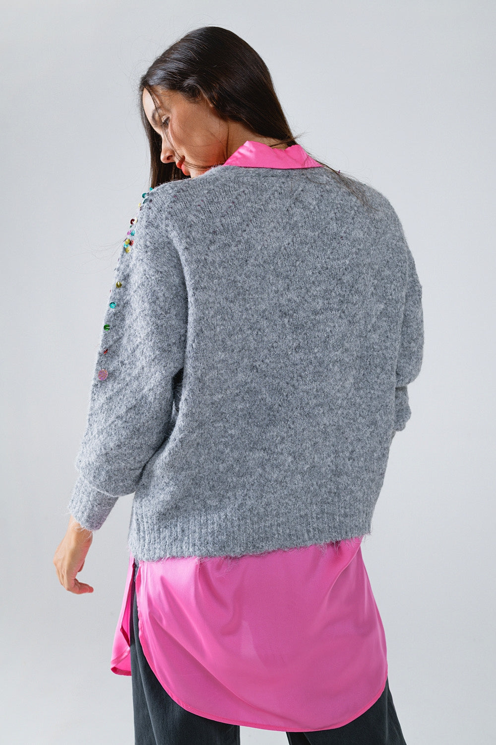 Cárdigan con cuello en V y lentejuelas bordadas multicolor en gris Q2