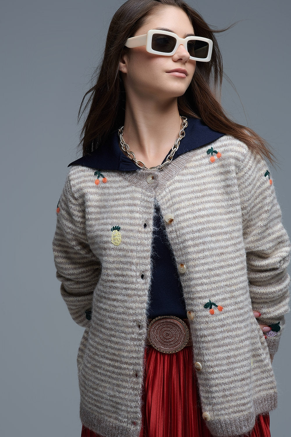 Cárdigan de rayas con cuello redondo y frutas bordadas en beige Q2