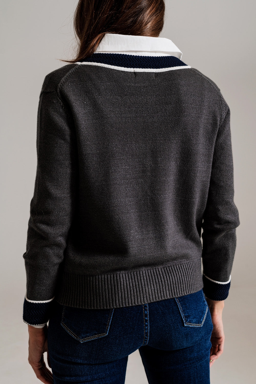Cárdigan gris con bolsillos y estilo channel Q2
