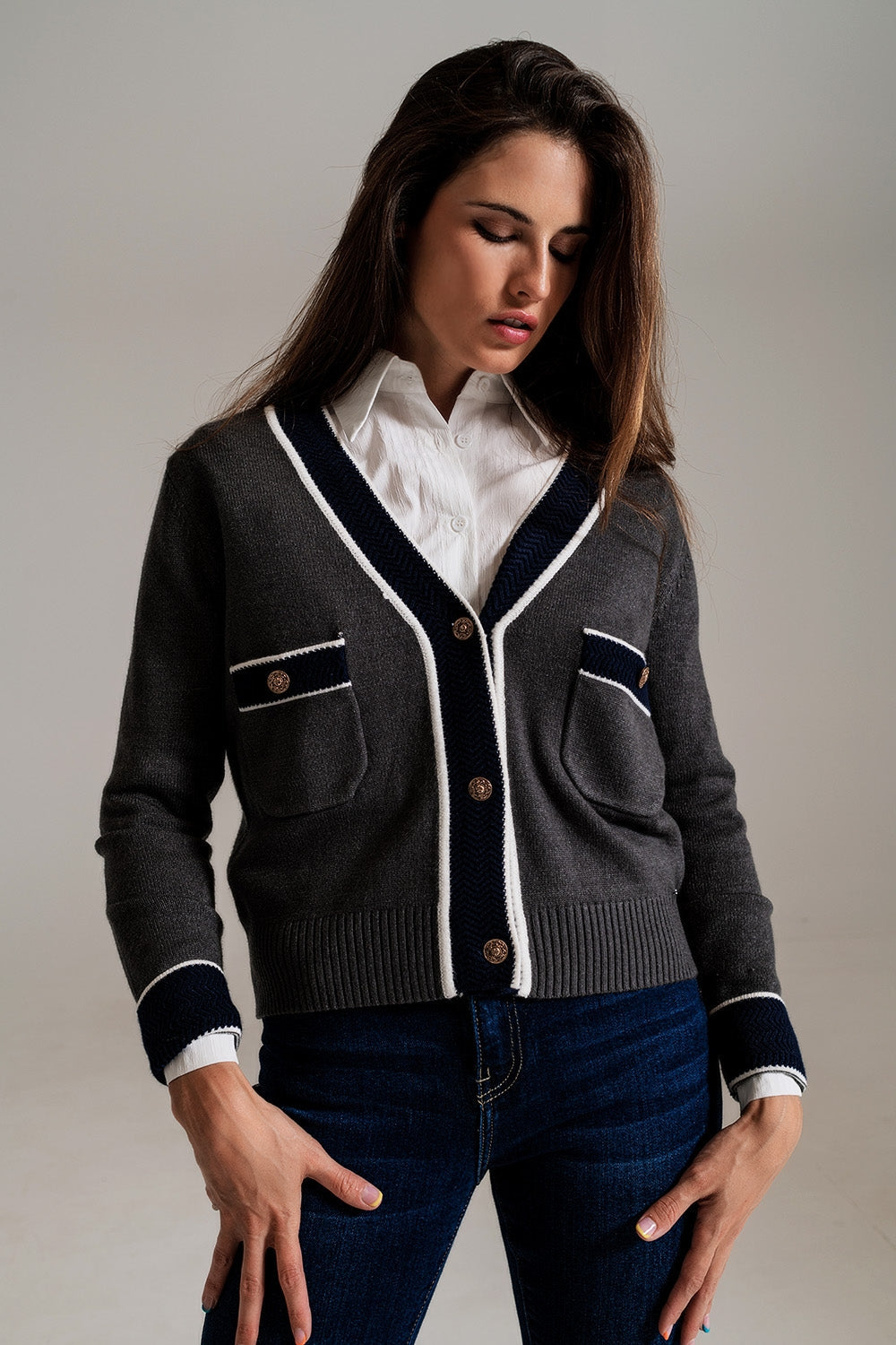 Cárdigan gris con bolsillos y estilo channel Q2