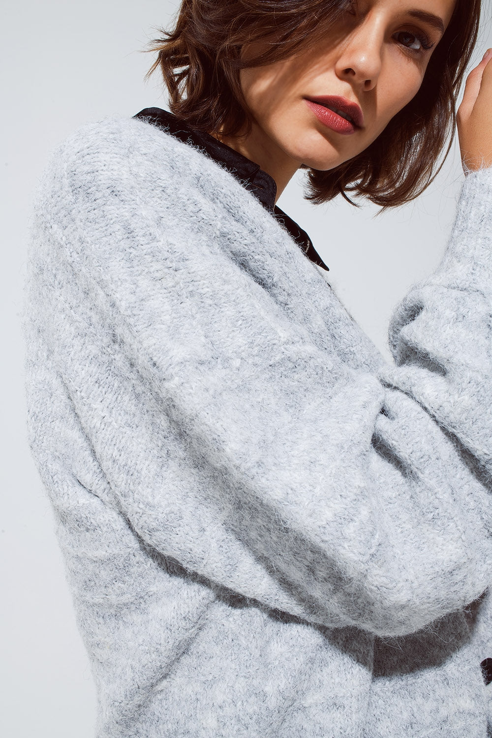 Cárdigan gris con cuello en V con detalle de puntilla Q2