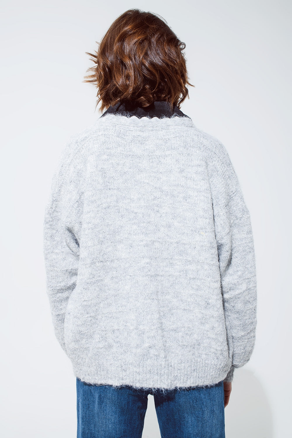 Cárdigan gris con cuello en V con detalle de puntilla Q2
