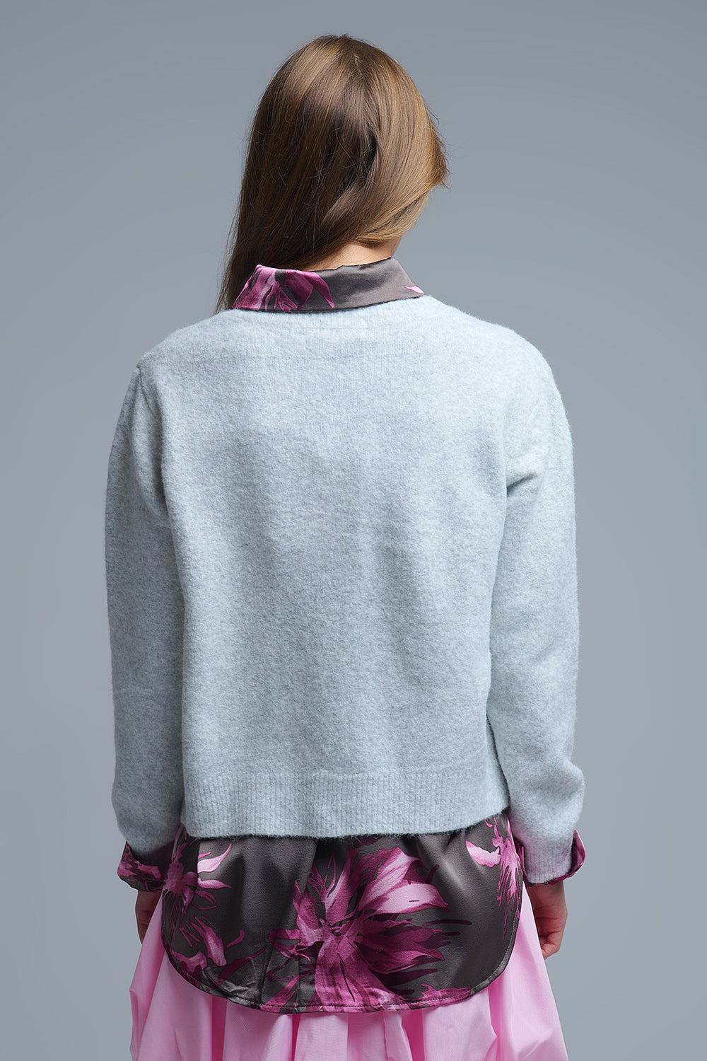 Cárdigan gris esponjoso con botones de corazón Q2