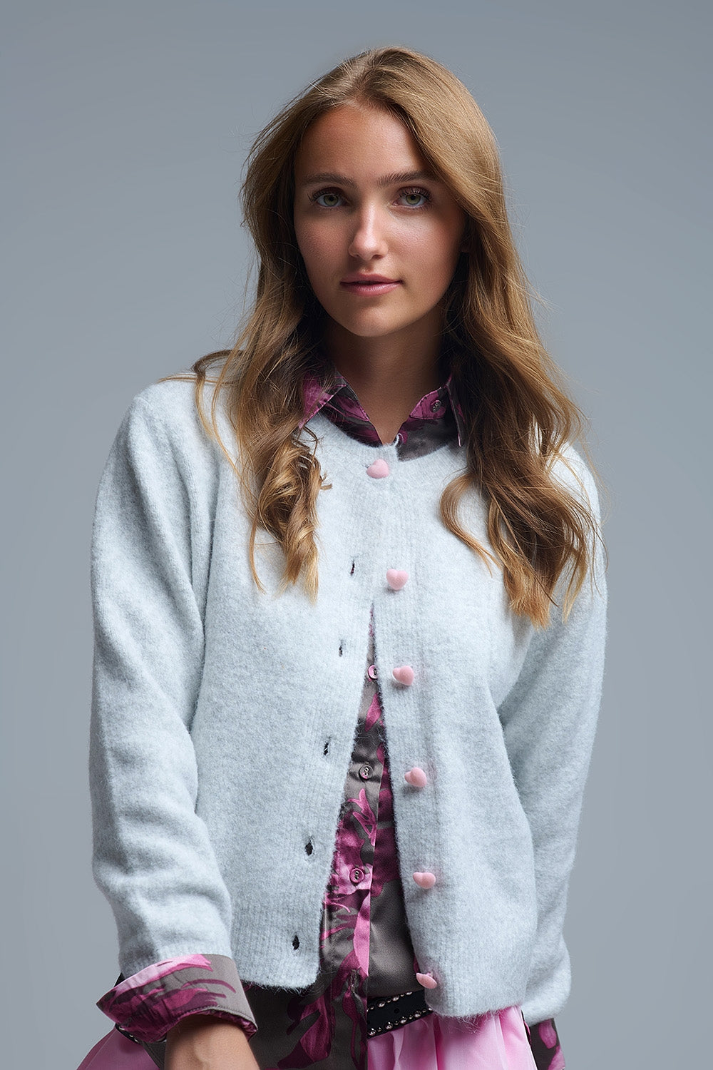 Cárdigan gris esponjoso con botones de corazón Q2