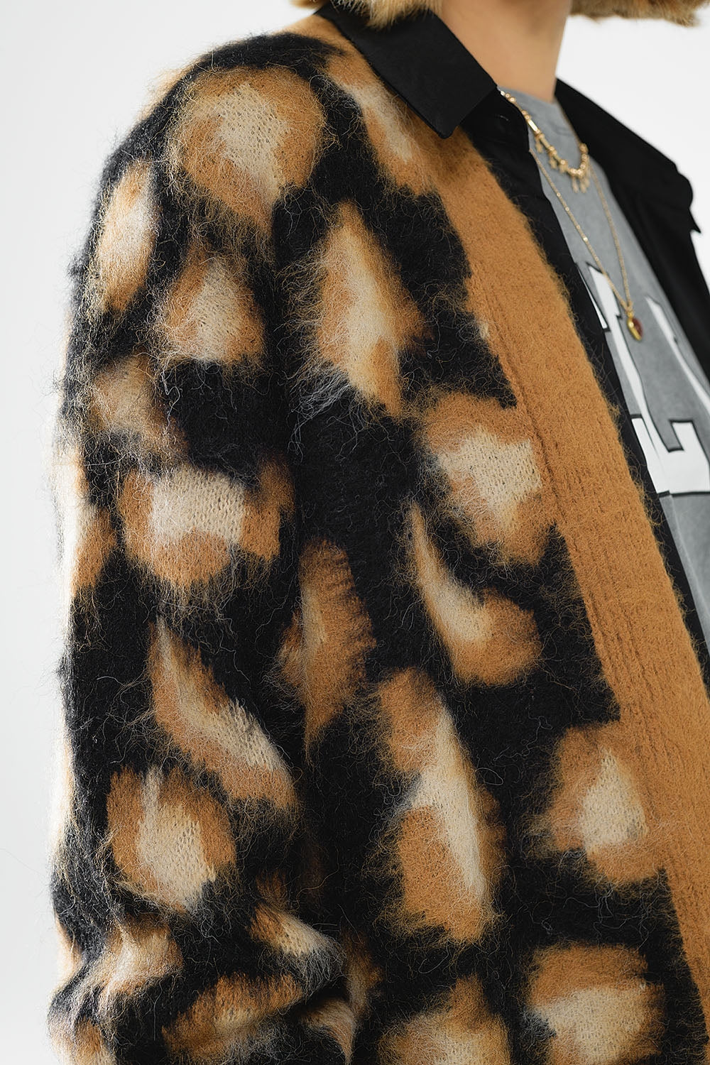 cárdigan negro con estampado de leopardo de punto con lana Q2