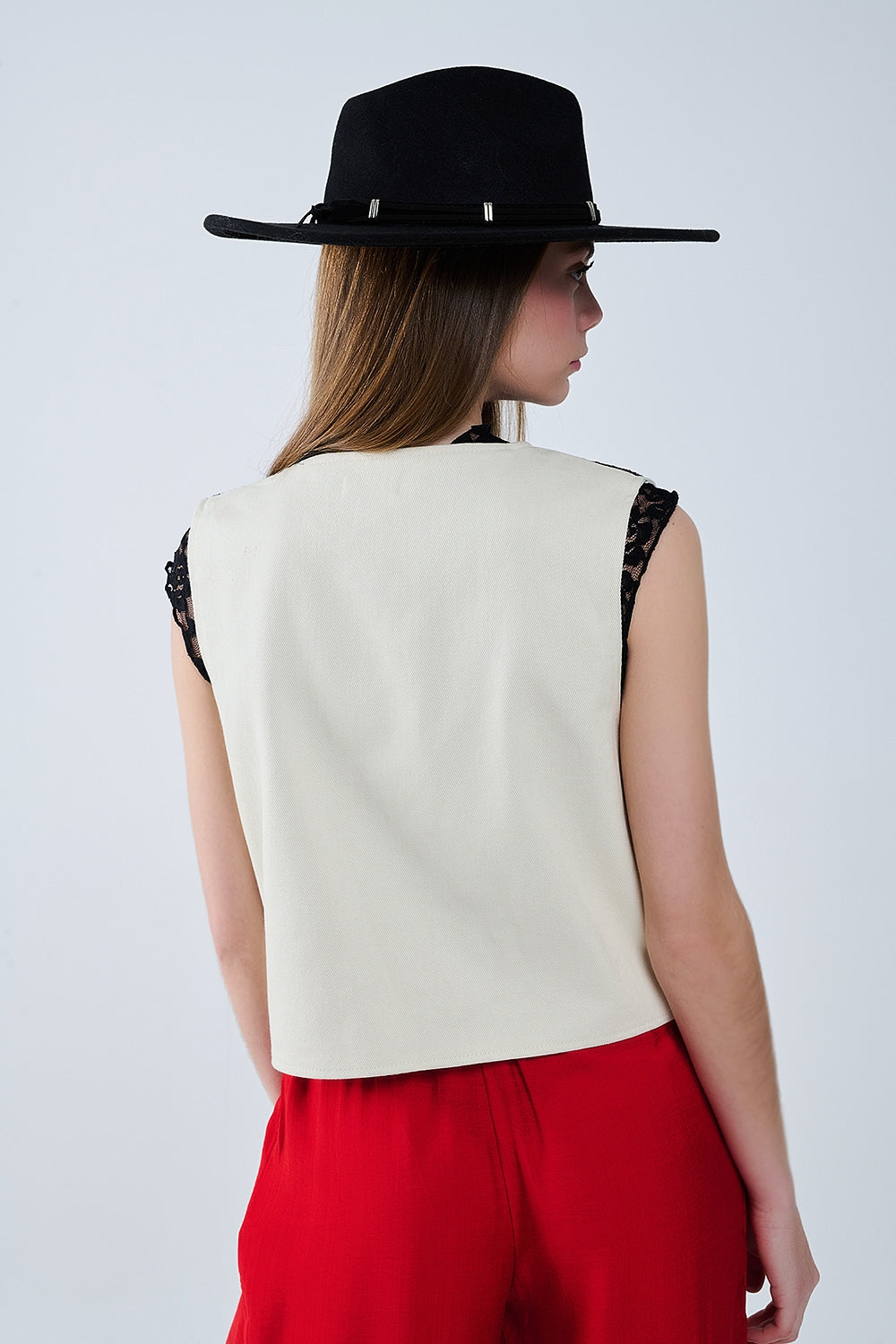 Chaleco blanco con bordado barroco negro Q2