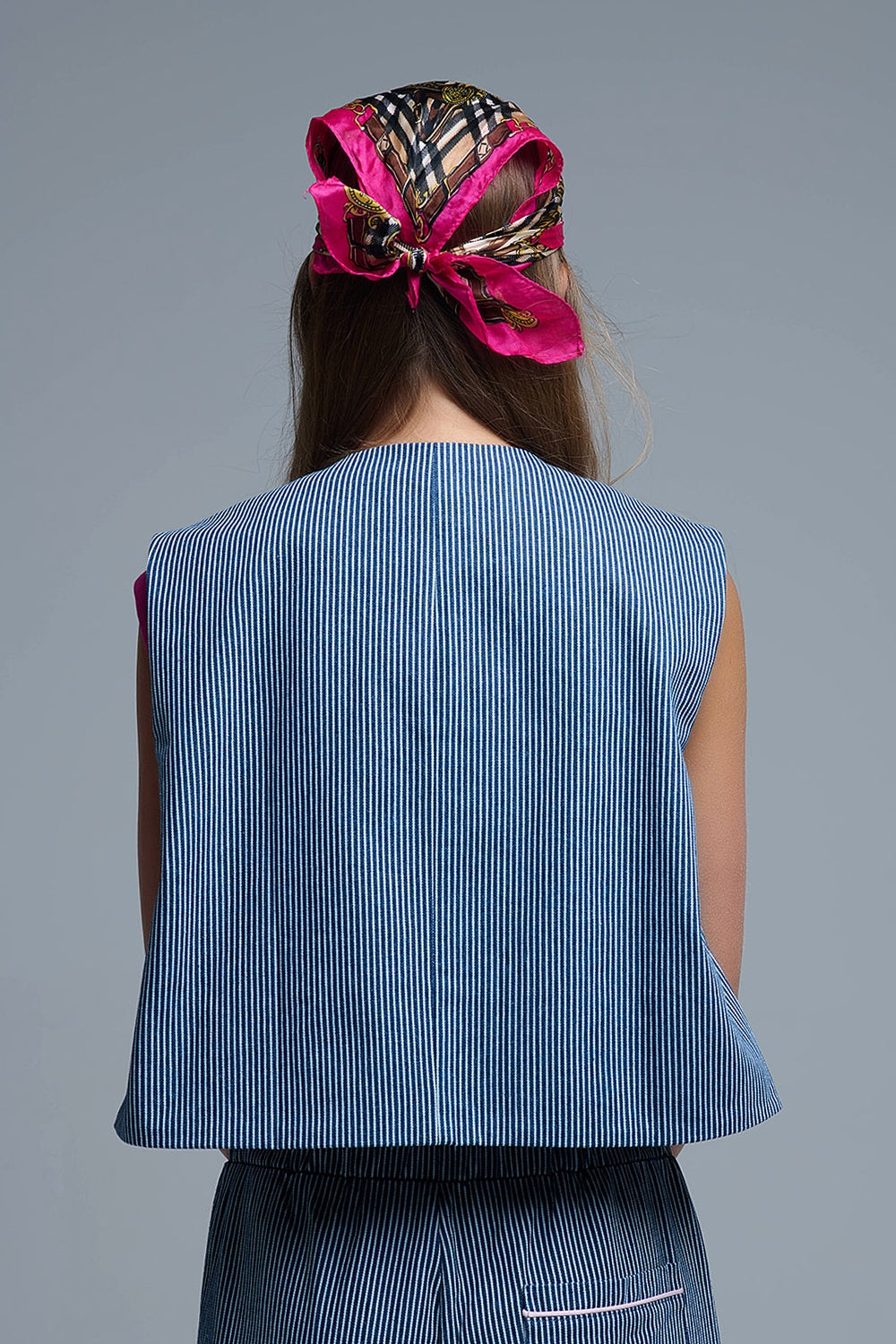 Chaleco de rayas azules y blancas con cuello redondo Q2
