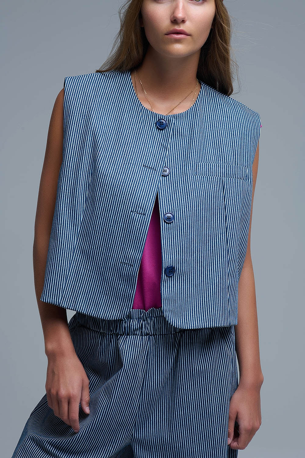 Chaleco de rayas azules y blancas con cuello redondo Q2
