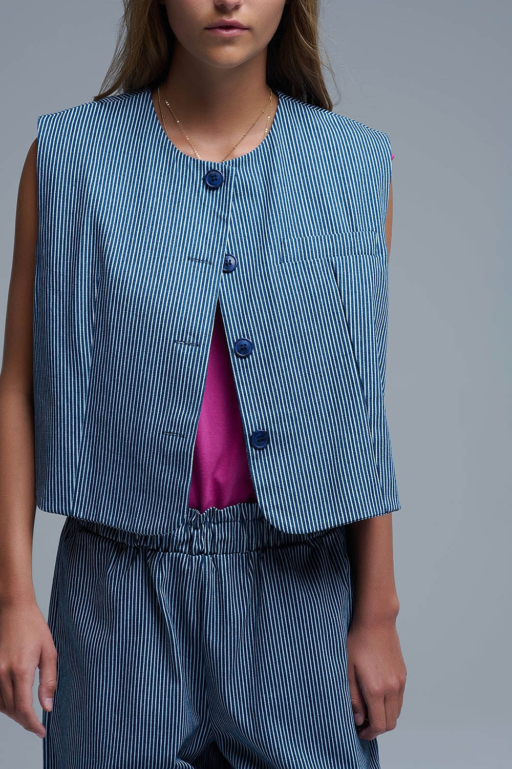 Chaleco de rayas azules y blancas con cuello redondo Q2