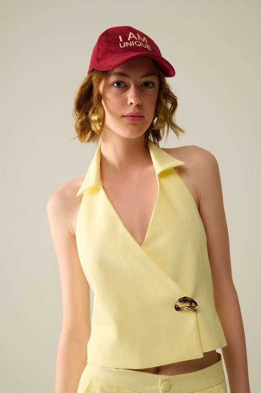 Q2 Chaleco envolvente amarillo con botón dorado detallado