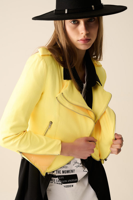 Q2 Chaqueta amarilla con detalles de cremallera