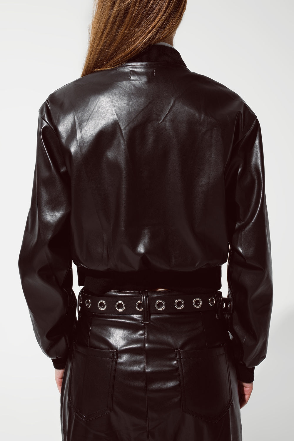 Chaqueta bomber metálica con bolsillos delanteros en negro Q2