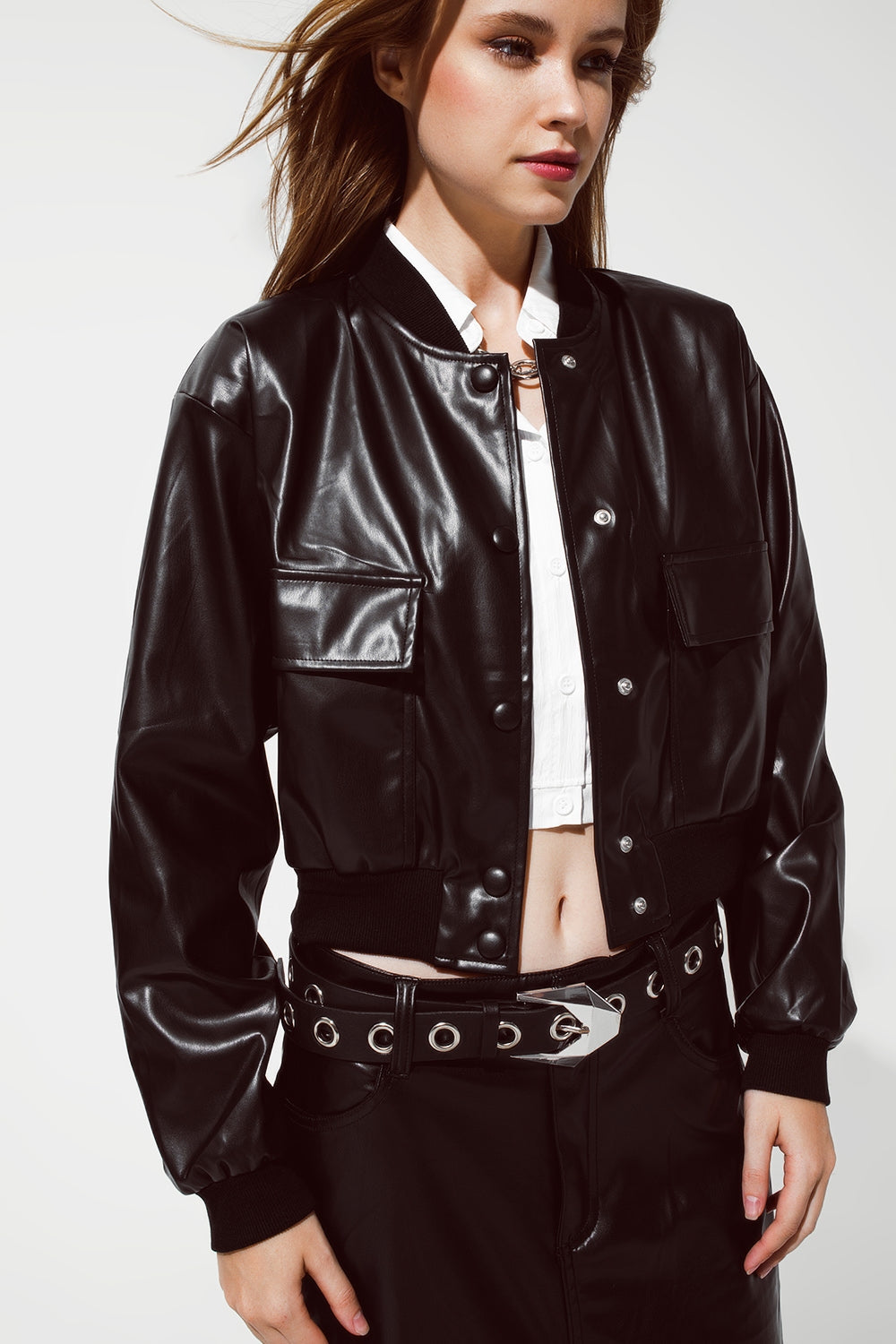 Chaqueta bomber metálica con bolsillos delanteros en negro Q2