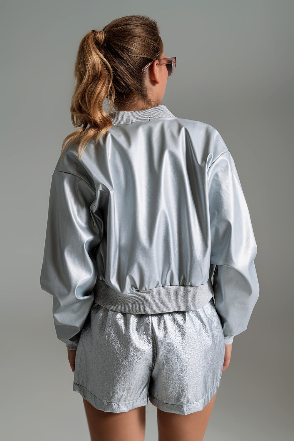 Chaqueta bomber metálica con bolsillos frontales en plateado Q2