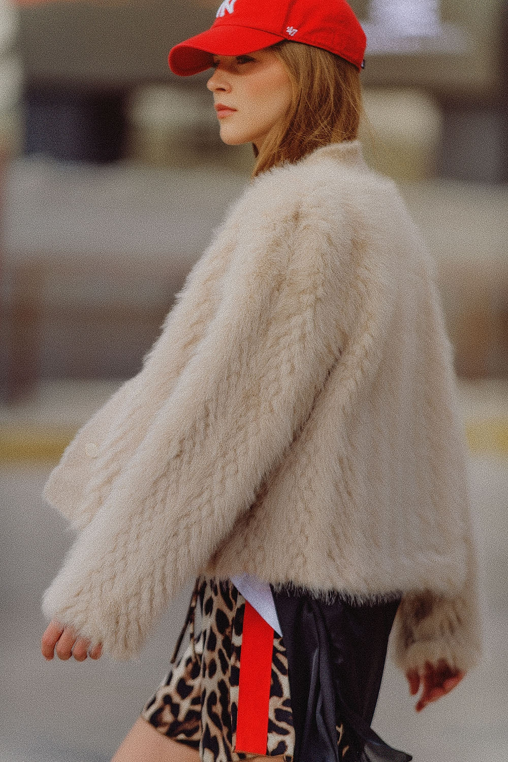 Chaqueta cropped beige de piel fina Q2