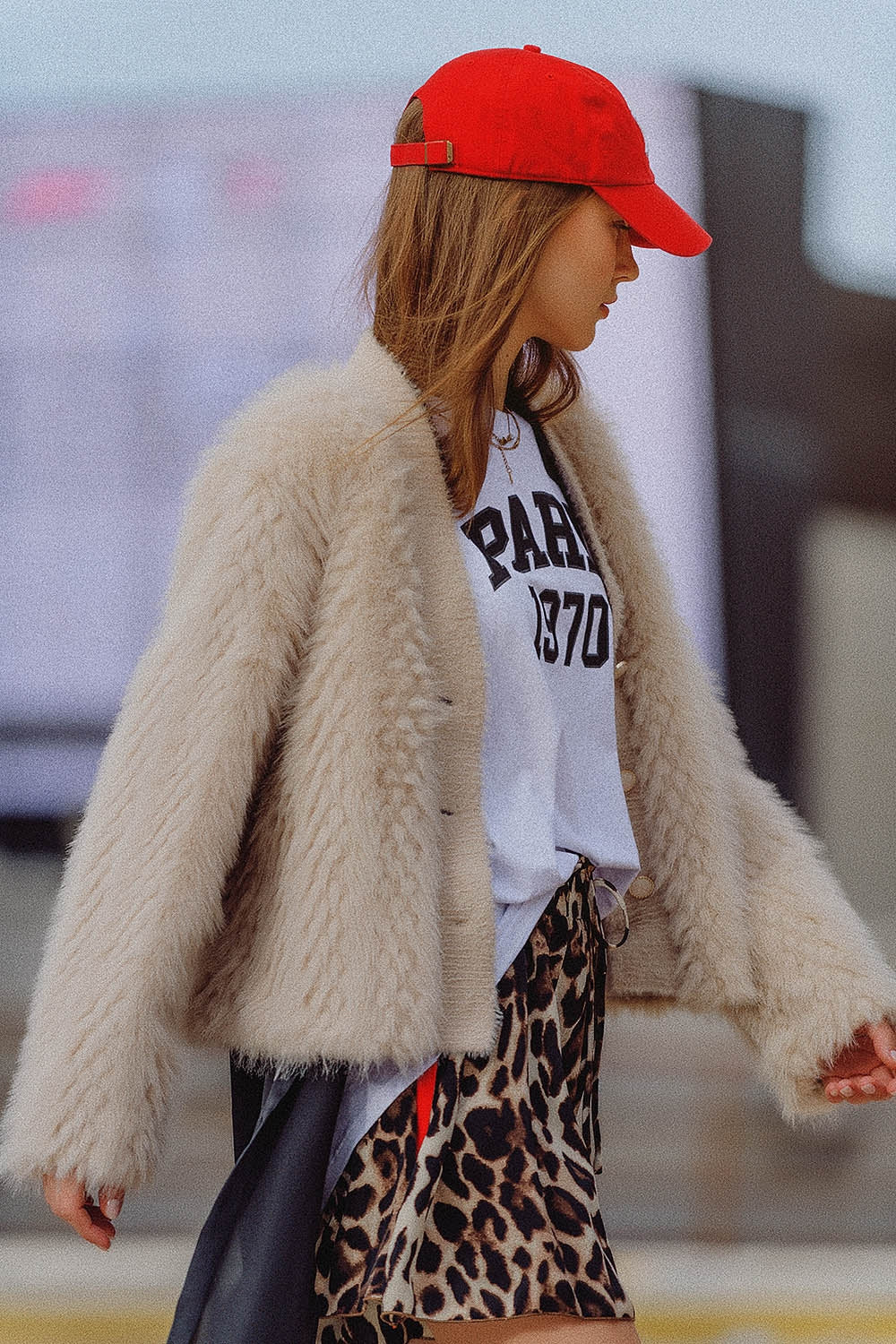 Chaqueta cropped beige de piel fina Q2