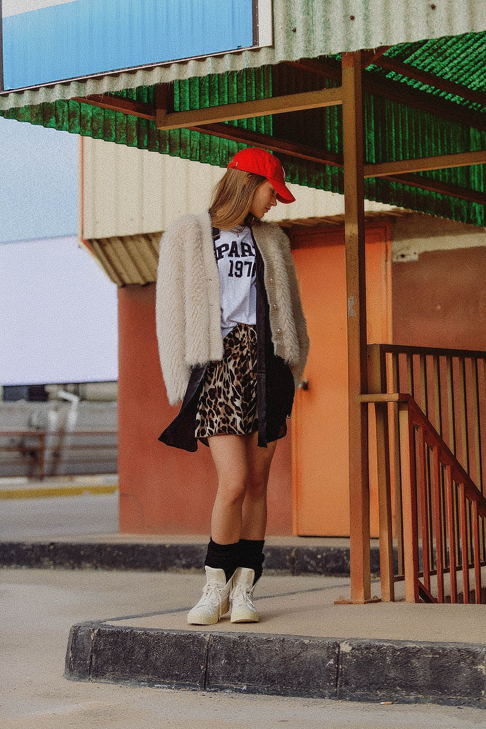 Chaqueta cropped beige de piel fina Q2