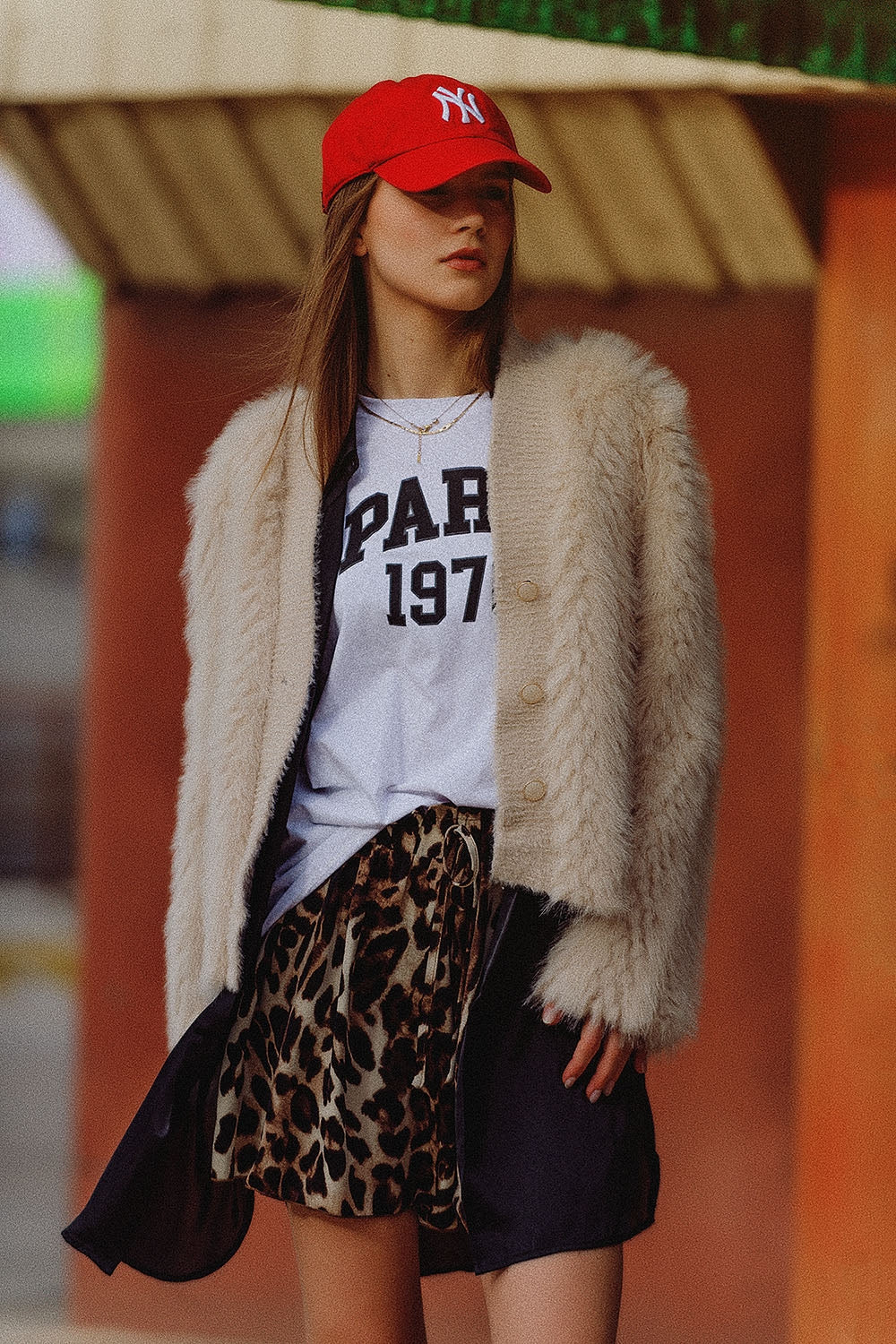 Chaqueta cropped beige de piel fina Q2