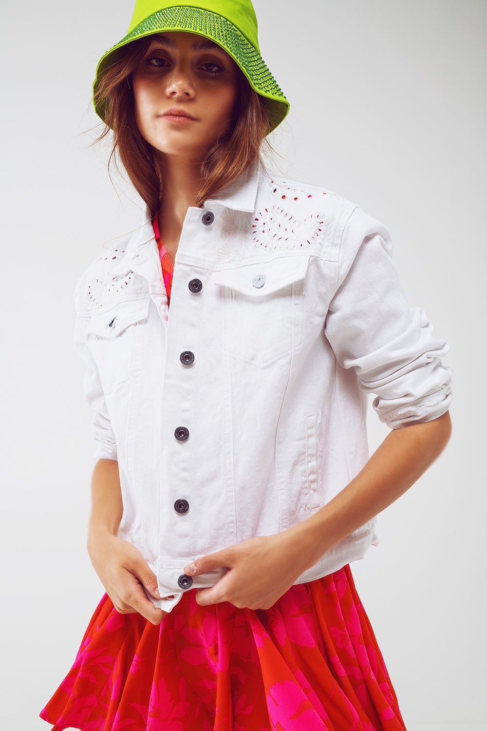 Chaqueta de mezclilla bordada en blanco Q2