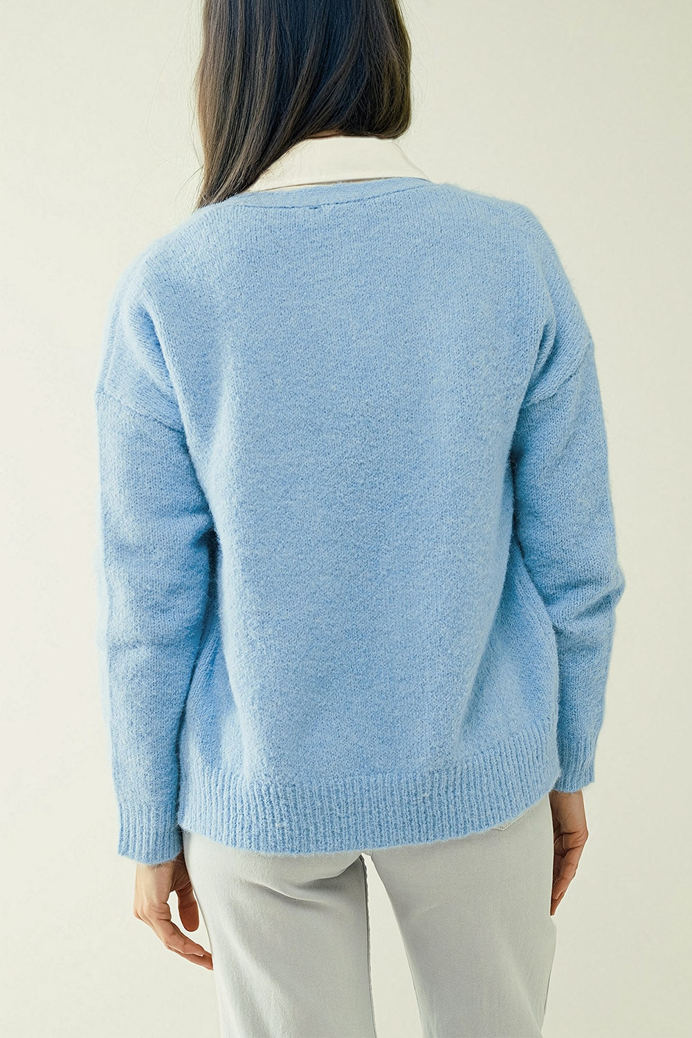 Chaqueta de punto azul con cuello de pico ancho y cierre de botones Q2