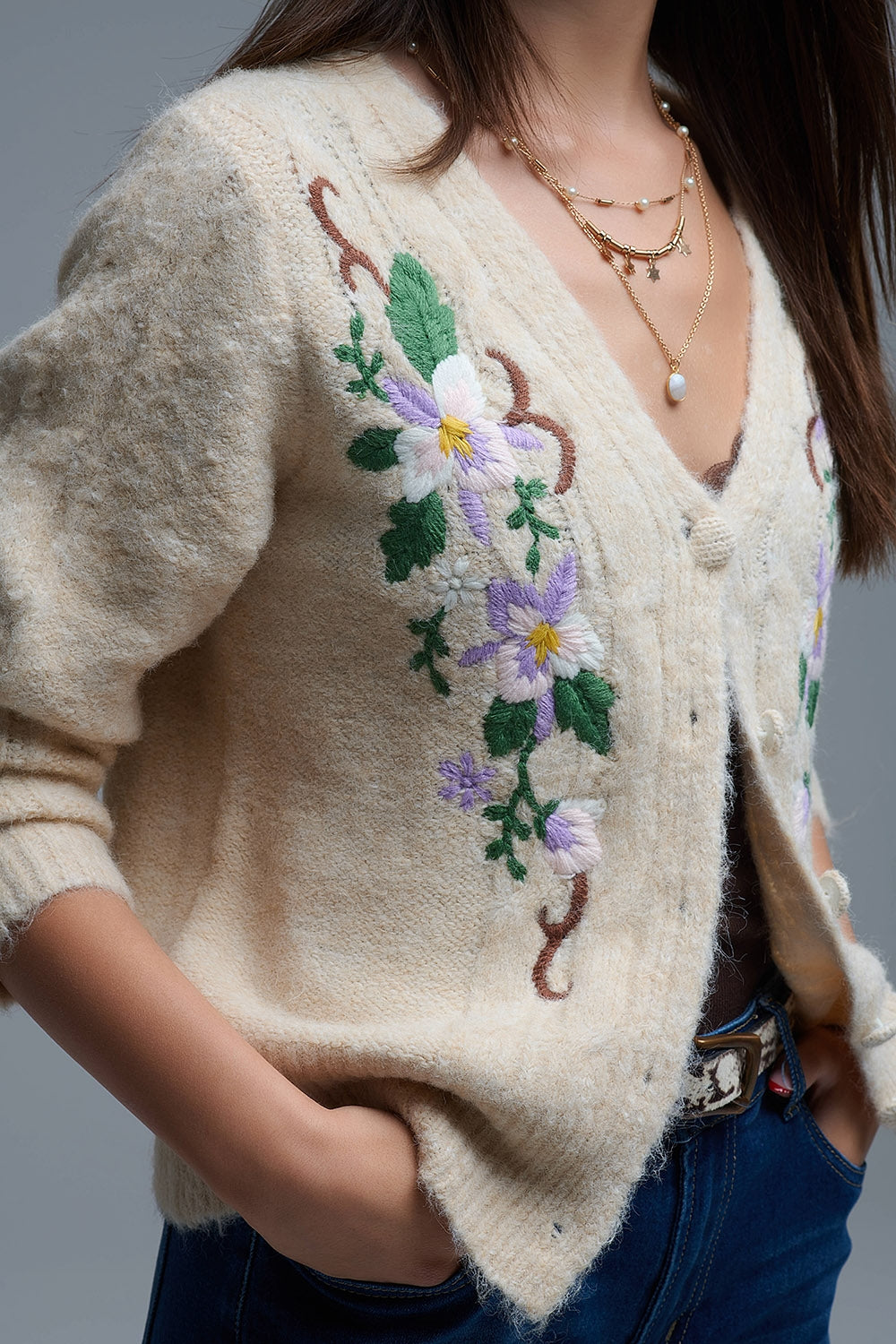 Chaqueta de punto beige con flores bordadas Q2