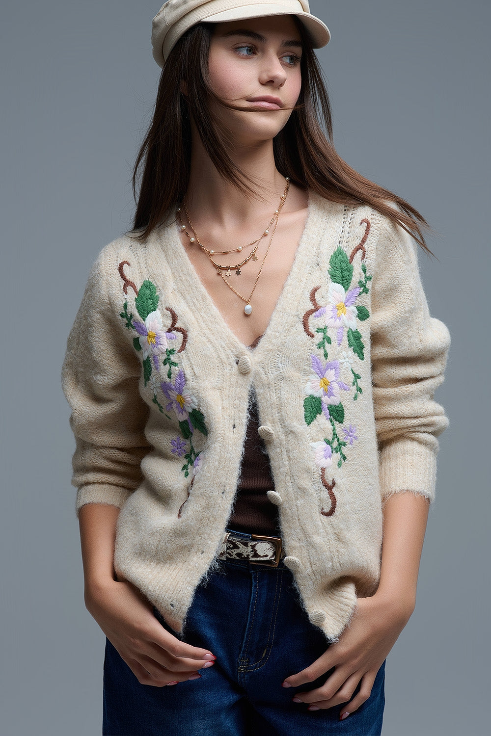 Chaqueta de punto beige con flores bordadas Q2