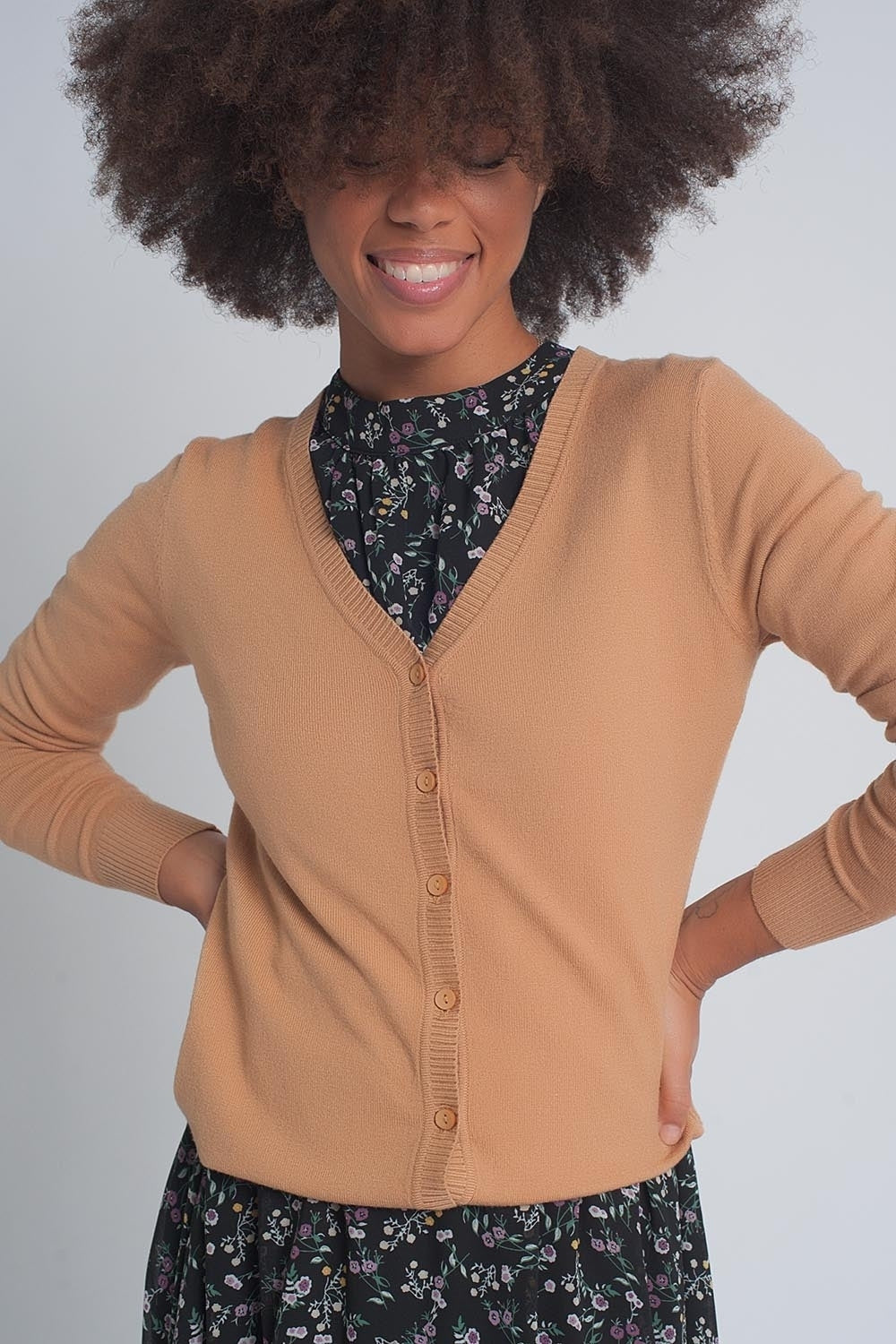Chaqueta de punto con botones delanteros en camel Q2
