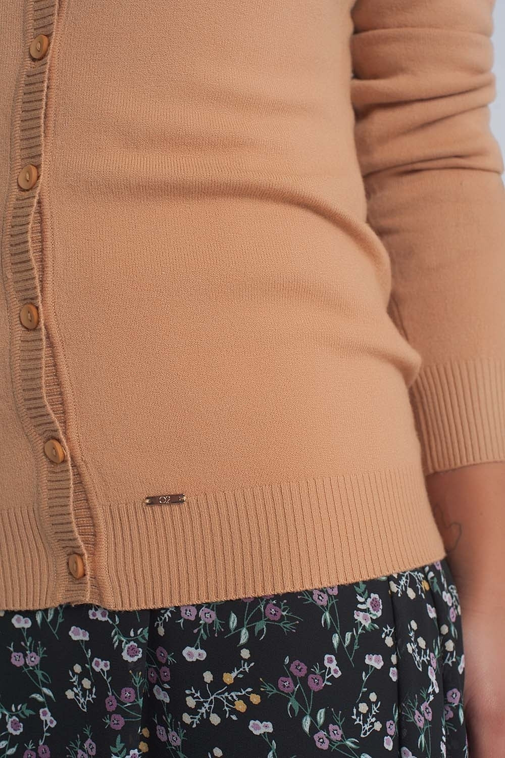 Chaqueta de punto con botones delanteros en camel Q2
