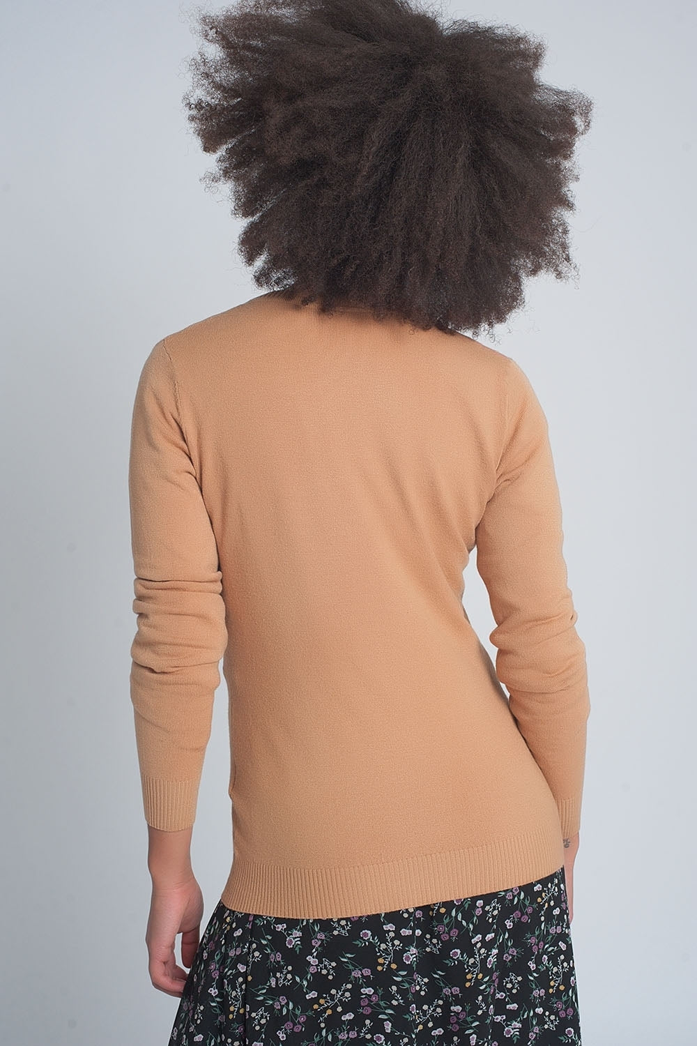 Chaqueta de punto con botones delanteros en camel Q2