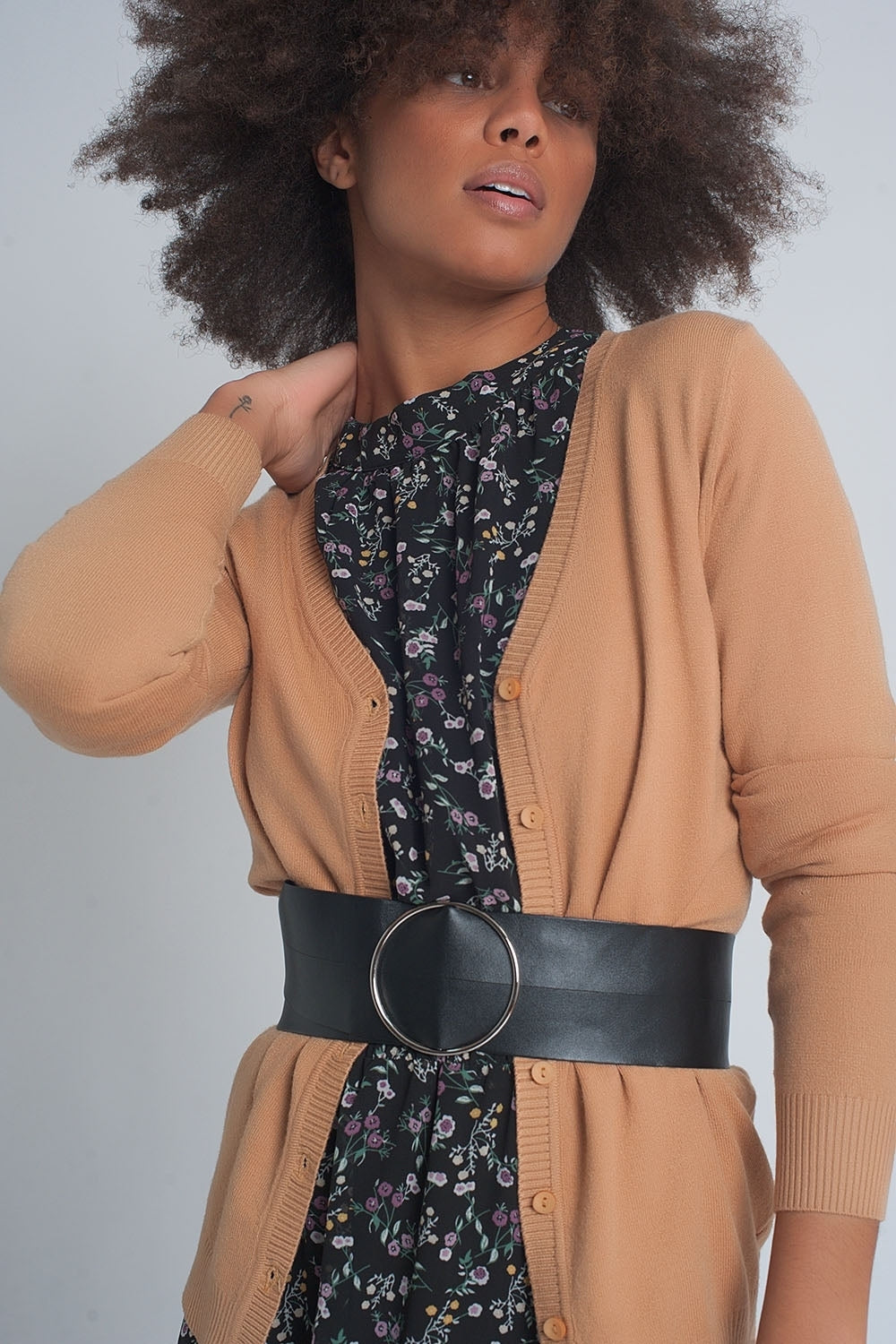Chaqueta de punto con botones delanteros en camel Q2