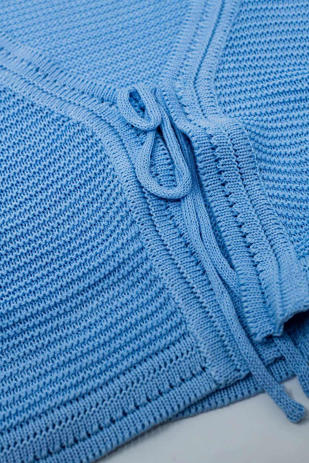 Chaqueta de punto de manga larga en azul con detalle de nudo Q2