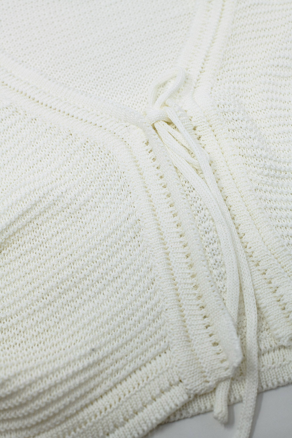 Chaqueta de punto de manga larga en blanco con detalle de nudo Q2