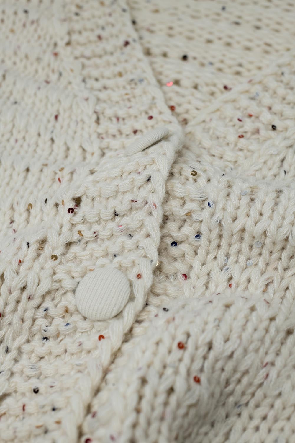 Chaqueta oversize de punto grueso en color crema con detalle de lentejuelas Q2