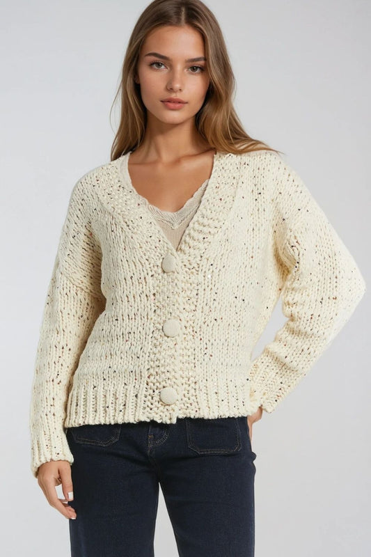 Q2 Chaqueta oversize de punto grueso en color crema con detalle de lentejuelas