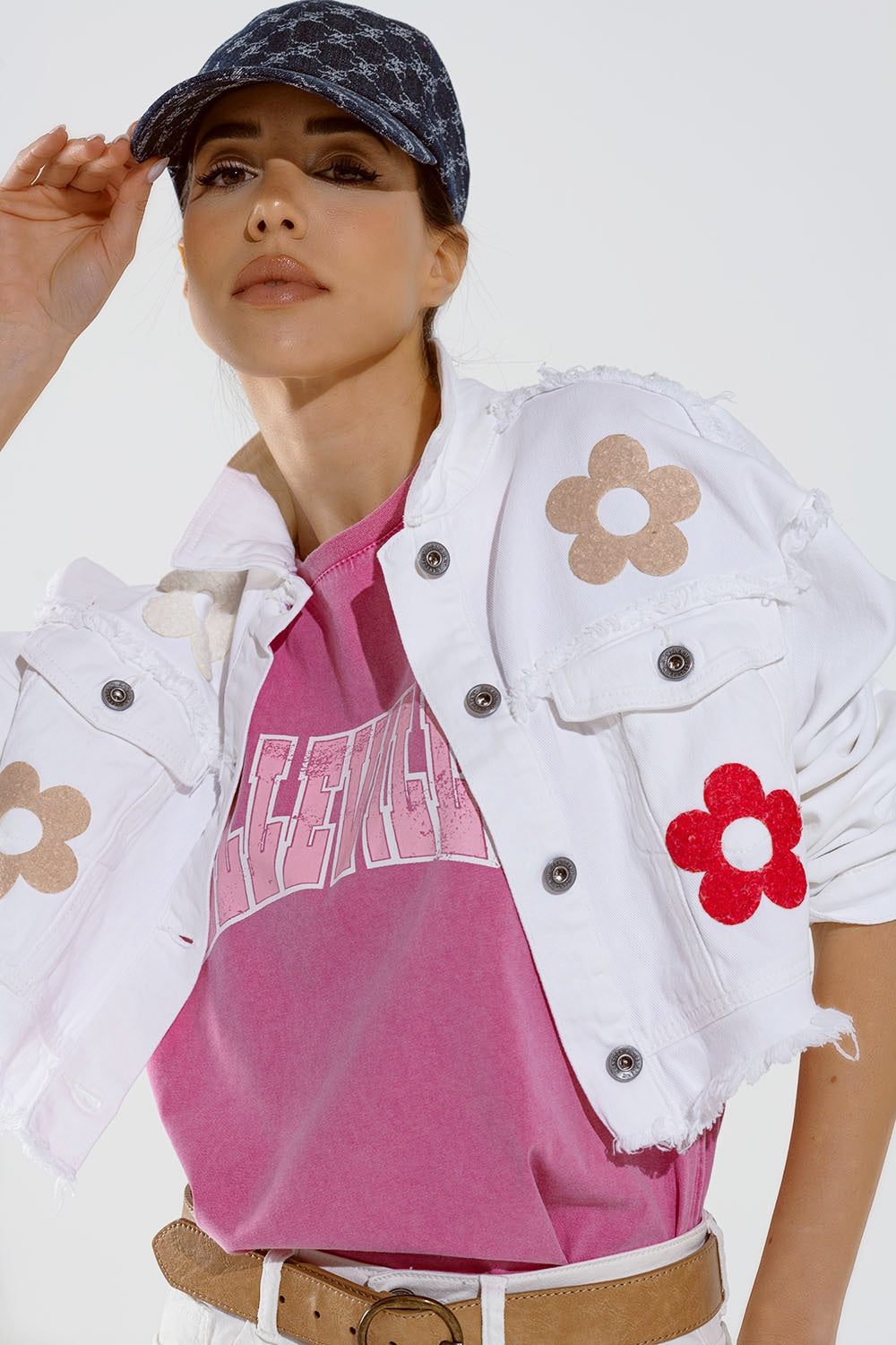 Chaqueta recortada con bolsillos en el pecho y detalles florales en rosa Q2