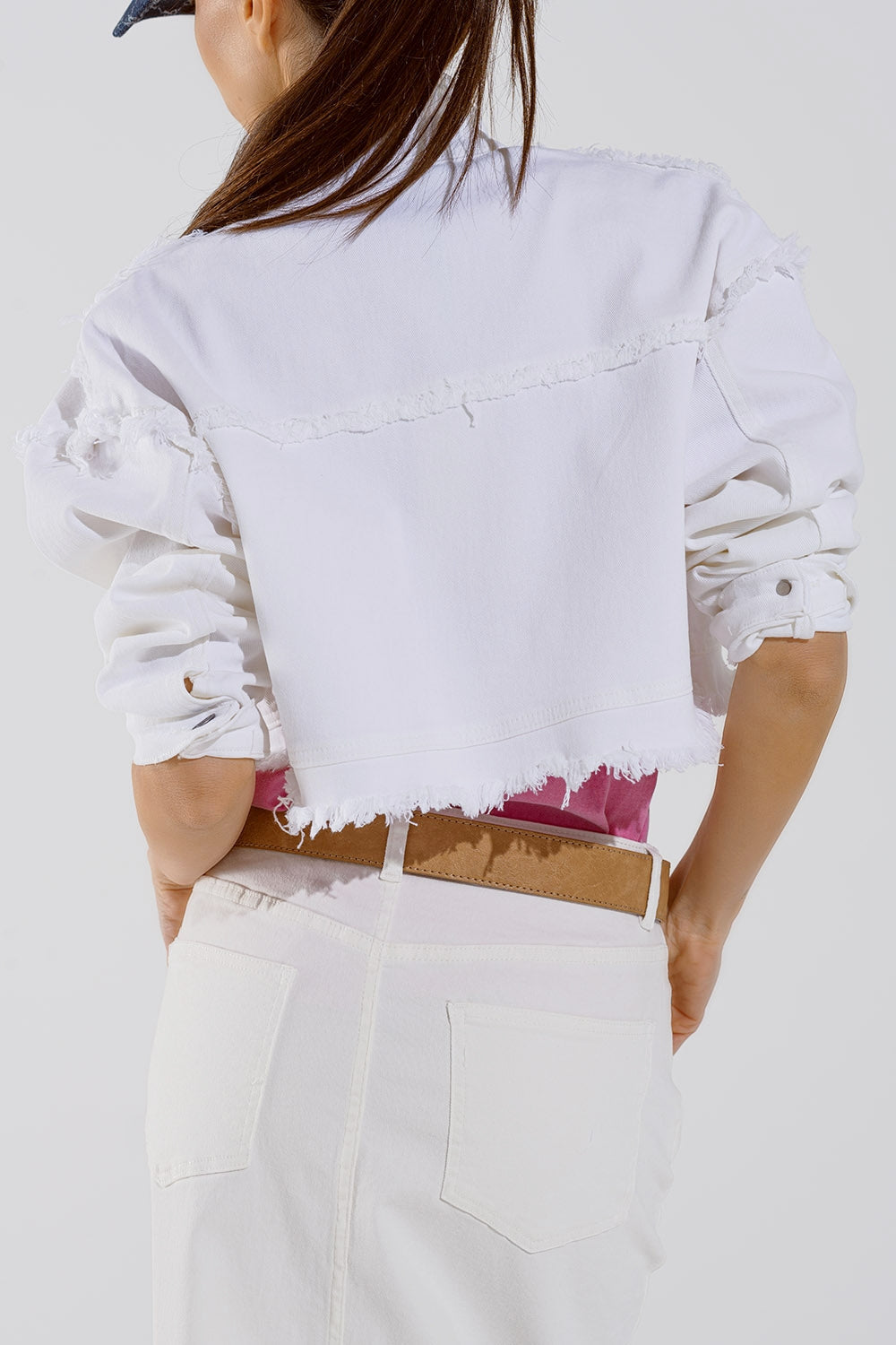 Chaqueta recortada con bolsillos en el pecho y detalles florales en rosa Q2