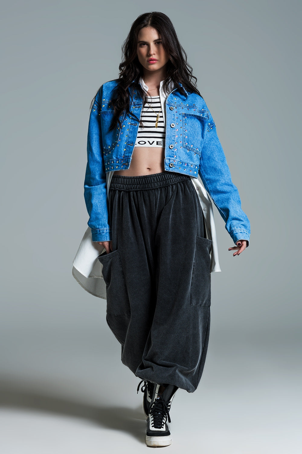 Chaqueta vaquera azul con tachuelas y bolsillos en el pecho Q2