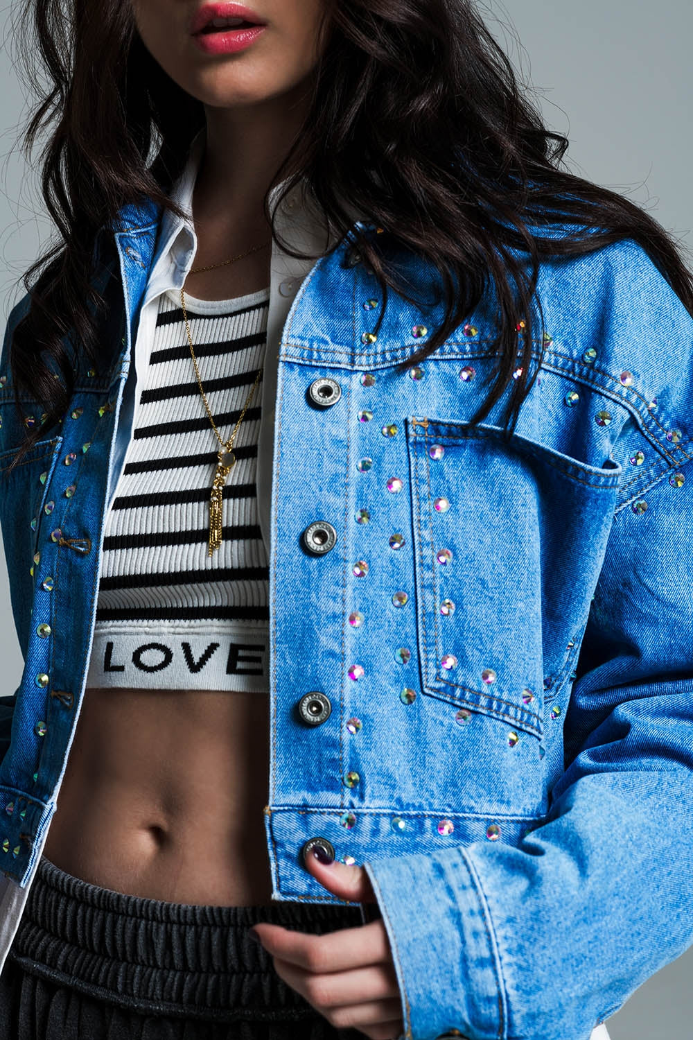 Chaqueta vaquera azul con tachuelas y bolsillos en el pecho Q2