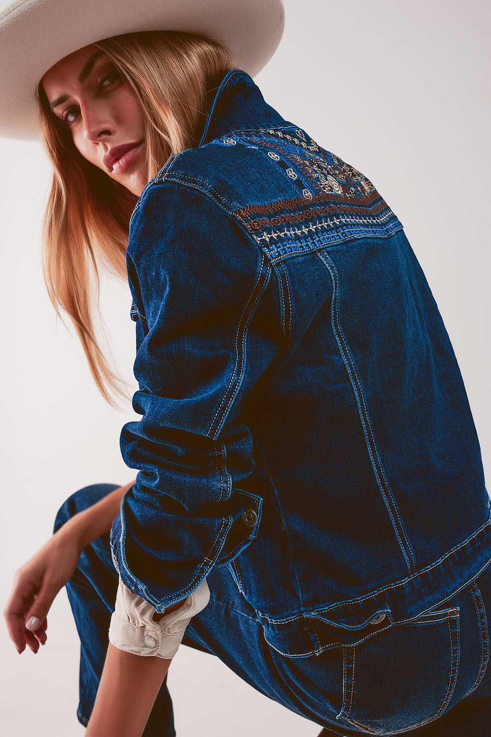 Chaqueta vaquera azul oscuro con bordado en la espalda Q2