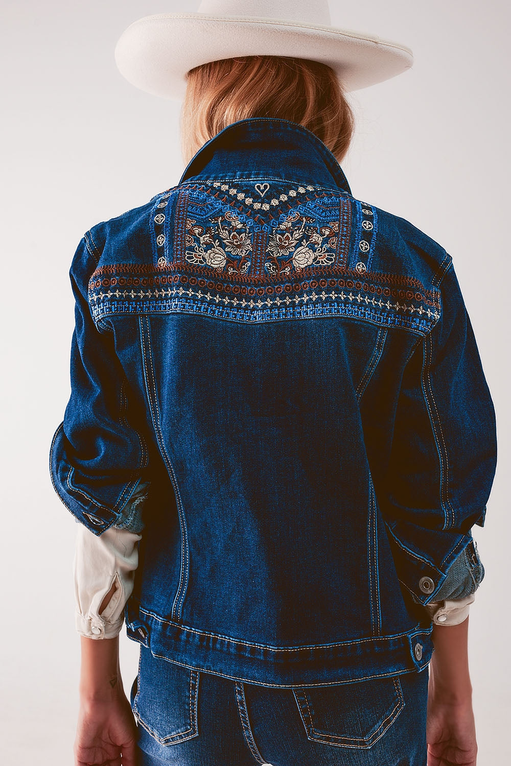 Chaqueta vaquera azul oscuro con bordado en la espalda Q2