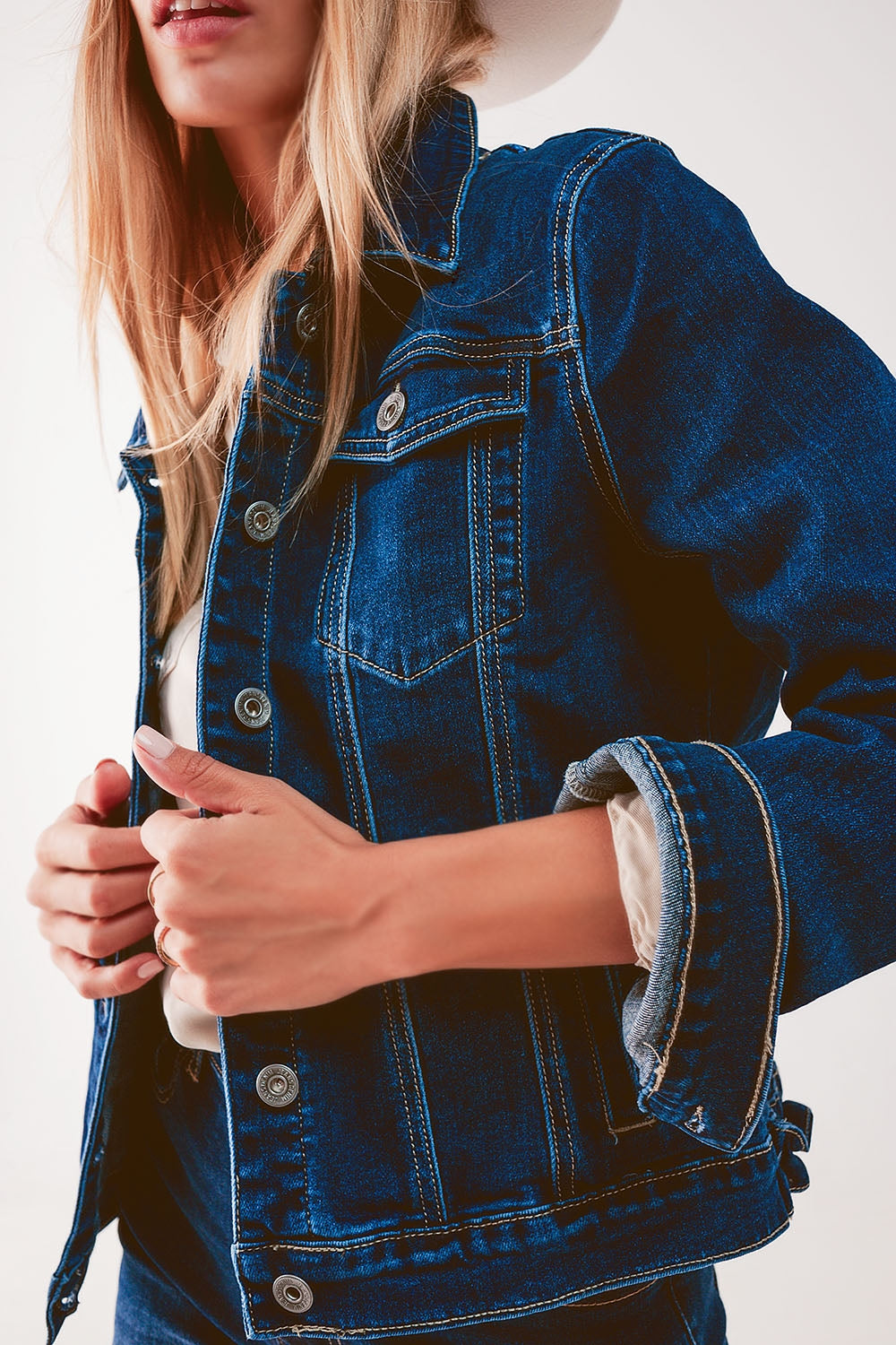 Chaqueta vaquera azul oscuro con bordado en la espalda Q2