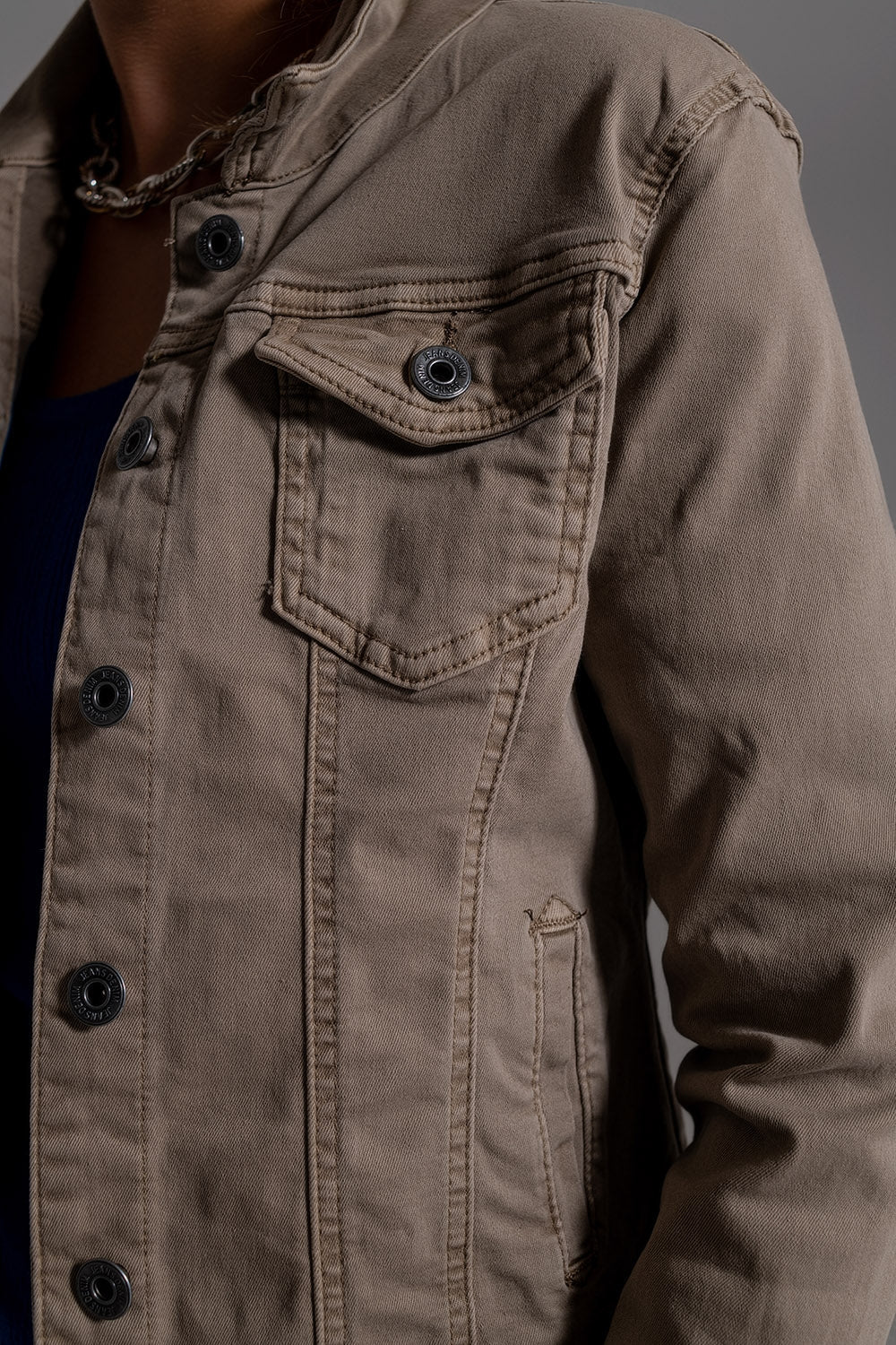 Chaqueta vaquera básica con bolsillos en Beige Q2