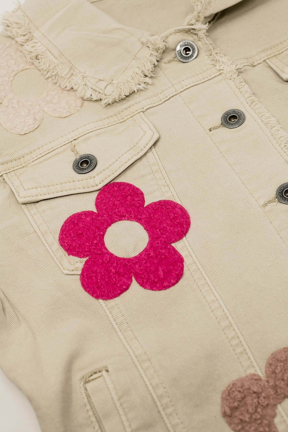 Chaqueta vaquera beige con flores bordadas Q2