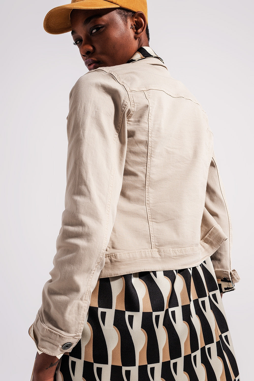 Chaqueta vaquera beige de corte slim Q2