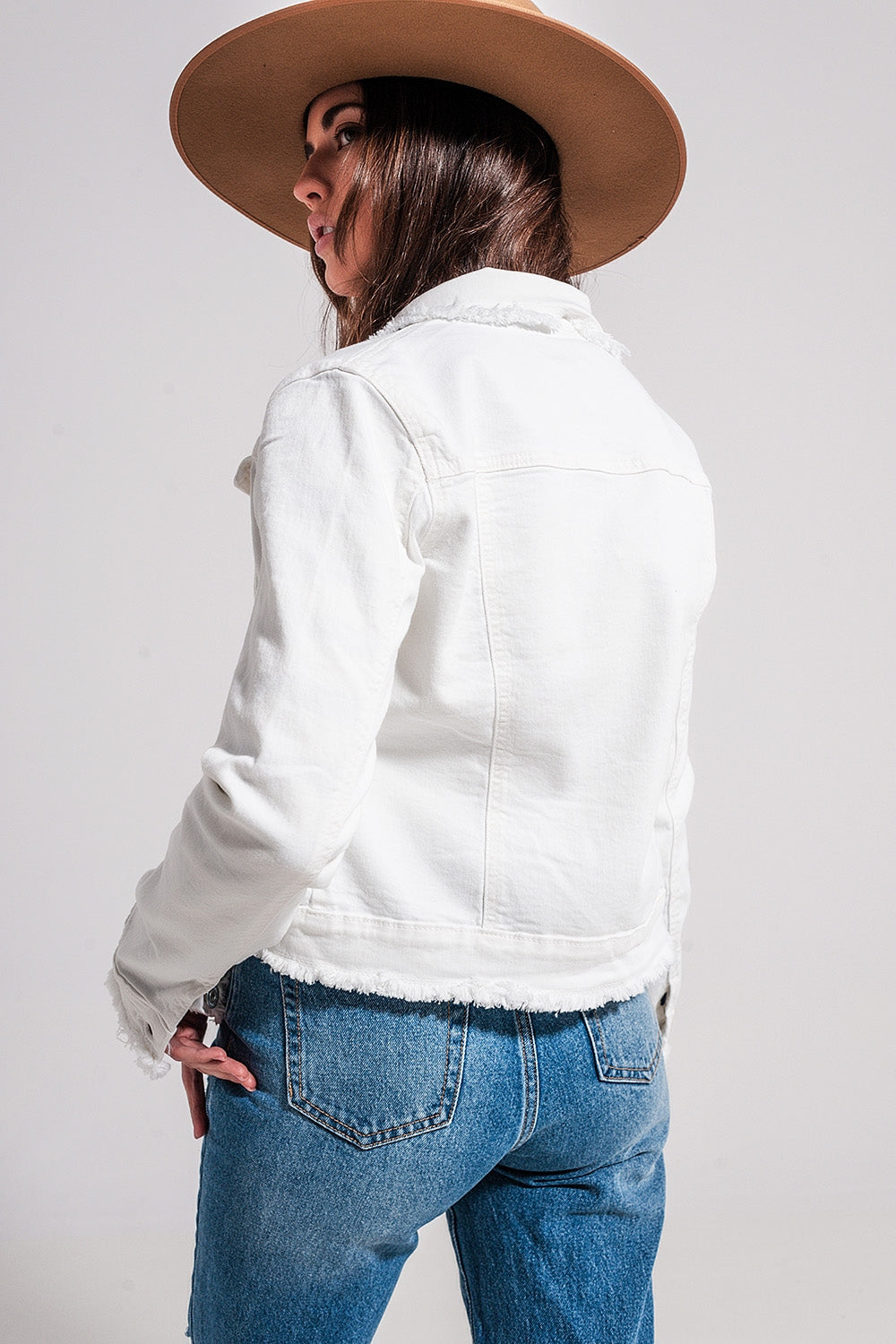 Chaqueta vaquera blanca con bordes sin rematar Q2