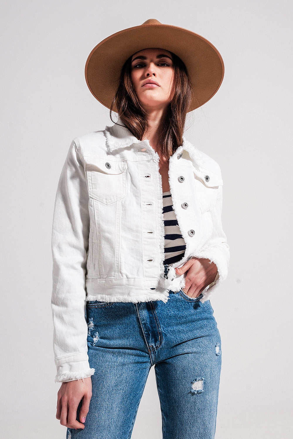 Chaqueta vaquera blanca con bordes sin rematar Q2