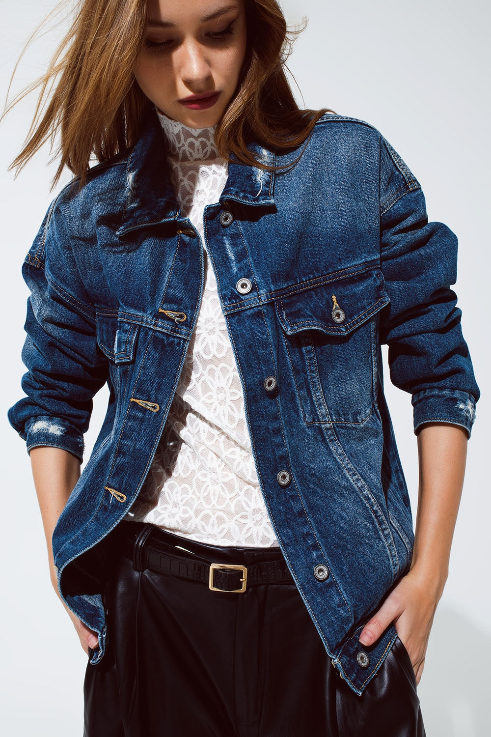 Chaqueta vaquera boyfriend relajada en lavado oscuro Q2