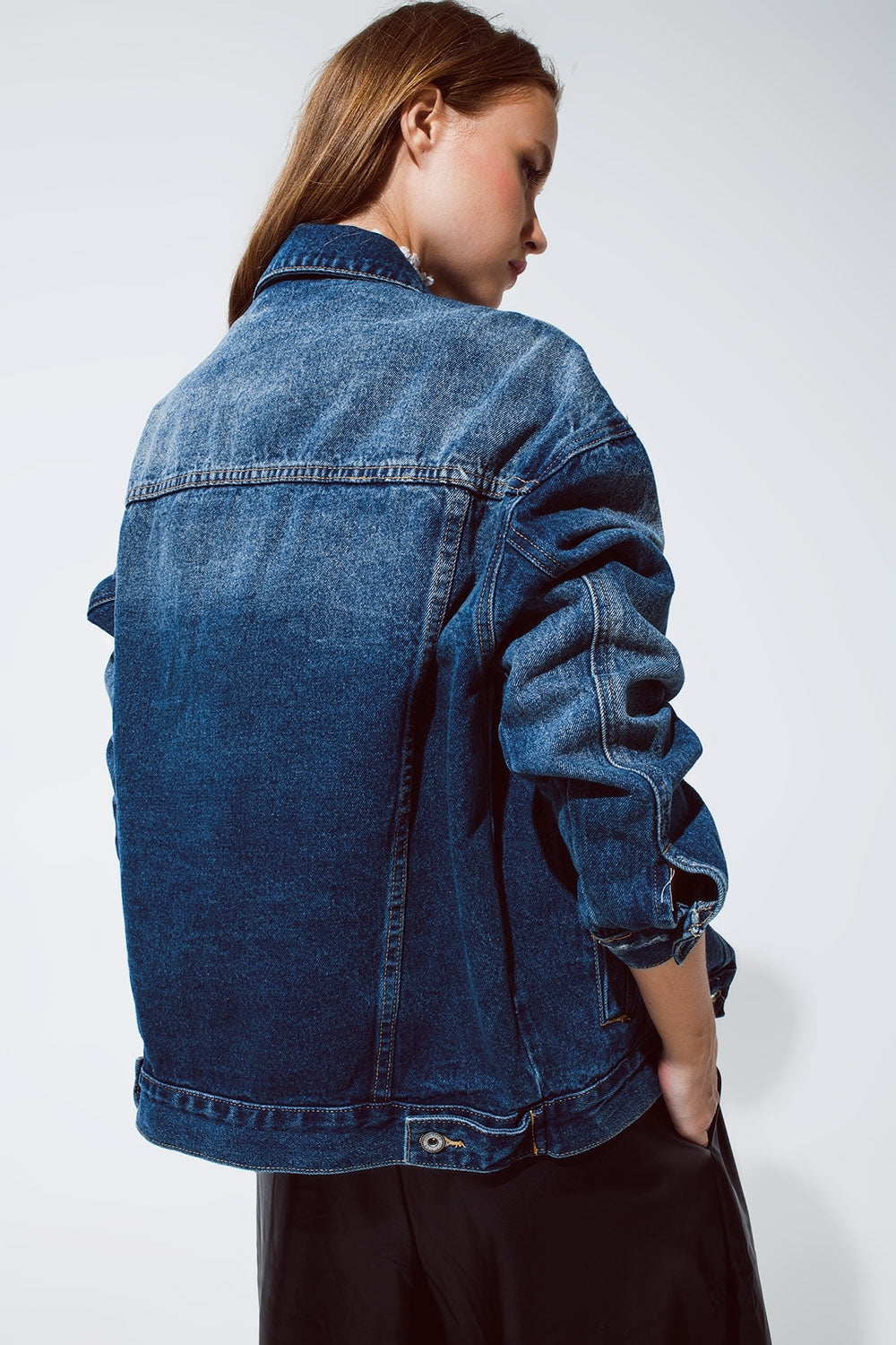 Chaqueta vaquera boyfriend relajada en lavado oscuro Q2