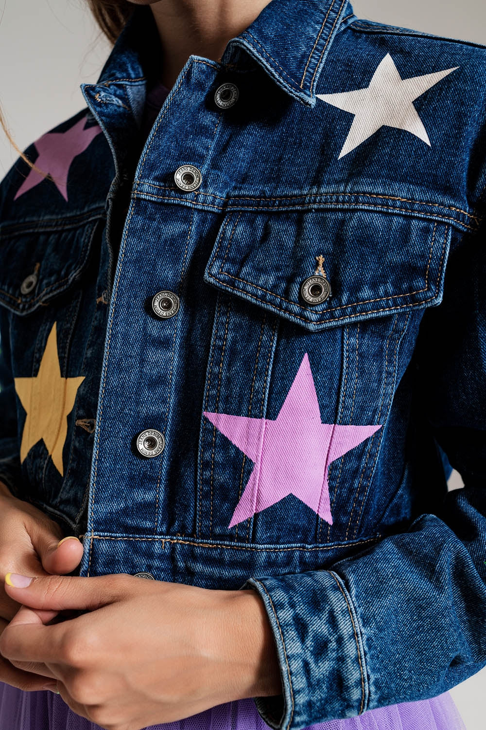 chaqueta vaquera con estrellas multicolores Q2